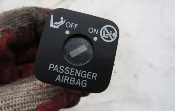 Toyota RAV 4 (XA30) Passenger airbag on/off switch KRIS235789