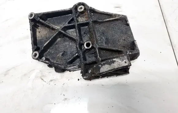 Volkswagen PASSAT B5 Engine mounting bracket 
