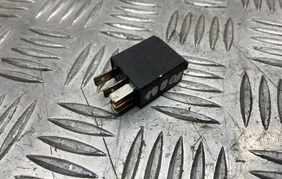 Volkswagen Touran I Other relay 8Z0951253