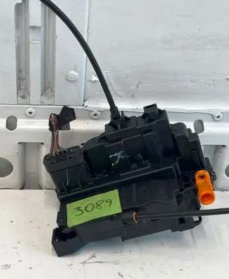 Renault Master III Front door lock 805030009R
