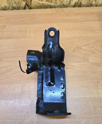 Volvo S60 Radiator mount bracket