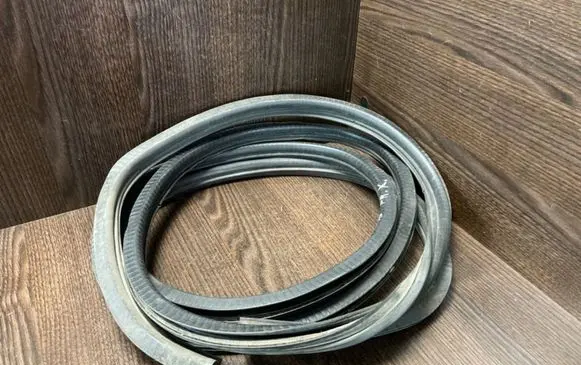Mercedes-Benz Sprinter W901 W902 W903 W904 Rubber seal front door window/glass A9016970398