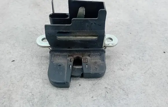 Volkswagen Touran I Tailgate lock latch 1T0827505F