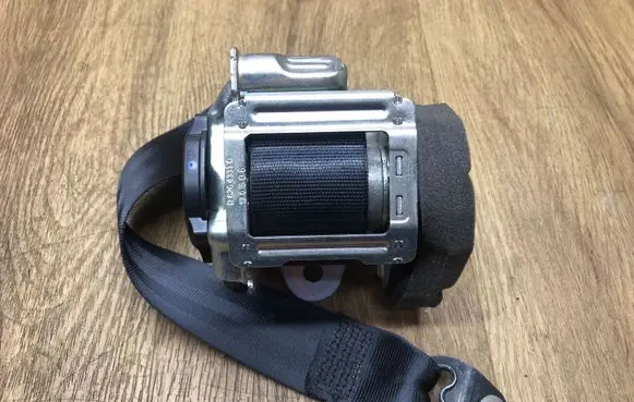 Rear seatbelt