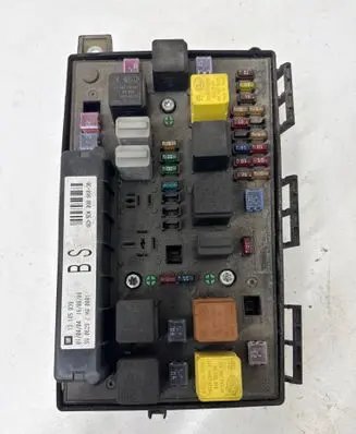 Opel Astra H Fuse module 13145039