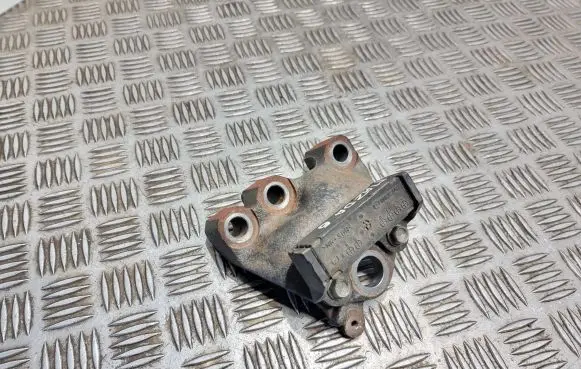 Mazda 6 Engine mounting bracket