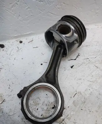 Audi Q7 4L Piston with connecting rod