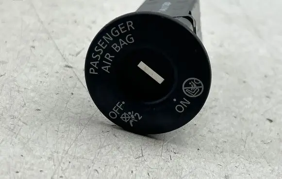 Nissan Qashqai Passenger airbag on/off switch 