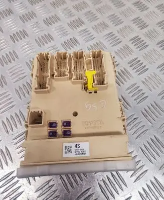 Toyota RAV 4 (XA40) Fuse module 8273042810 8922142250
