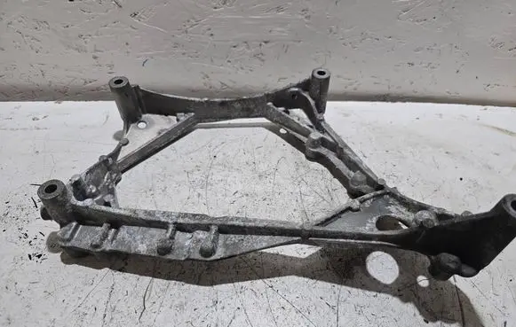 Engine mounting bracket