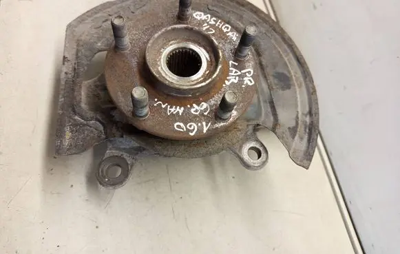 Nissan Qashqai+2 Front wheel hub spindle knuckle