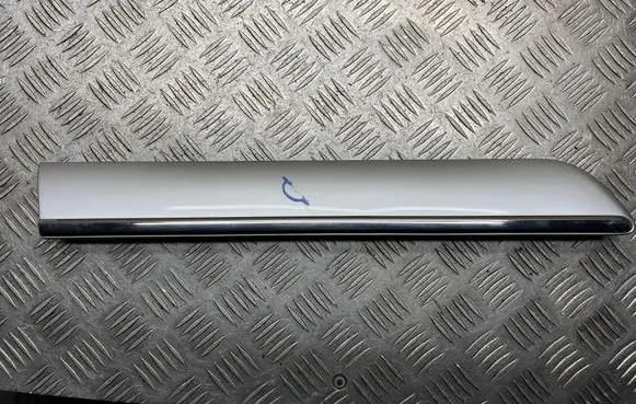 Rear fender molding trim