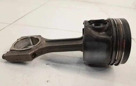 BMW X5 E70 Piston with connecting rod 84L107