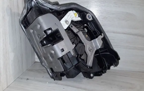 BMW M5 F90 Front door lock 5121747768502 7477685