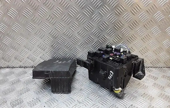 Mitsubishi L200 Fuse module 7749ka1