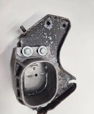 Engine mounting bracket