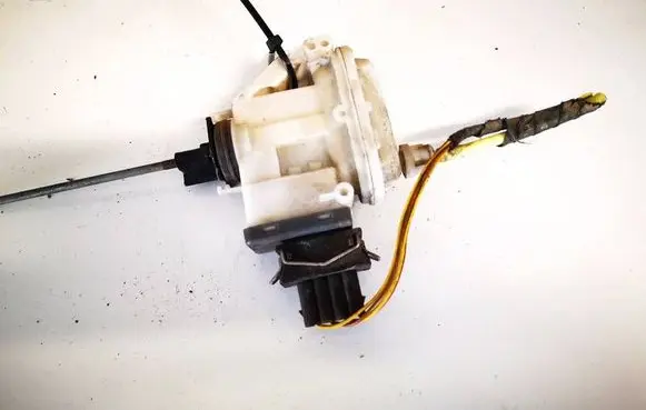 Volkswagen PASSAT B4 Central locking vacuum pump 3a0862153b