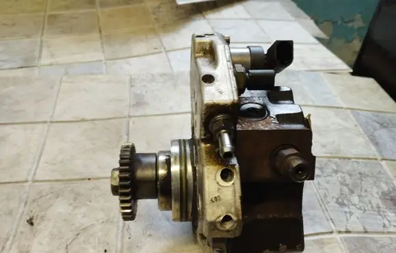 Mercedes-Benz S W221 Fuel injection high pressure pump A6420700501 0445010145
