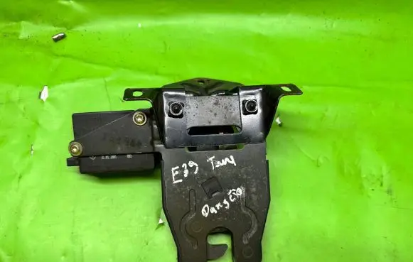 BMW 5 E39 Tailgate/trunk/boot lock/catch/latch 8168892