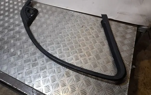 Audi Q5 SQ5 8R Front door glass trim molding 8R0867609