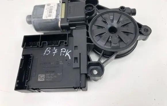 Volkswagen PASSAT B7 Front door window regulator motor 3C0959792C 3AA959702A