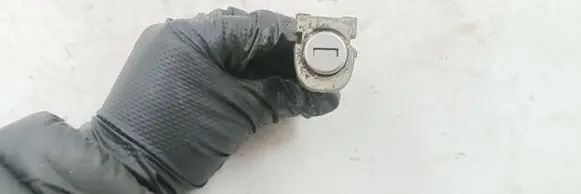 Volkswagen Golf IV Coupe door lock (next to the handle) 