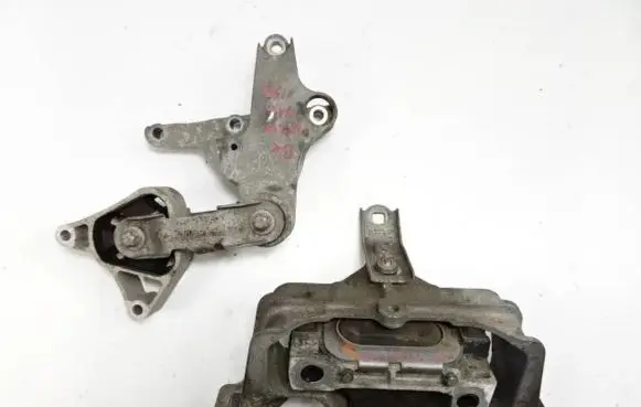 Mercedes-Benz B W246 W242 Engine mount bracket A2462402517 586734