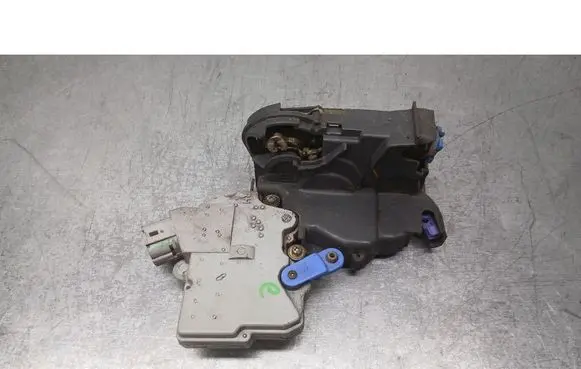 Nissan X-Trail T30 Front door lock 