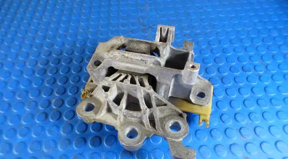 Gearbox mounting bracket