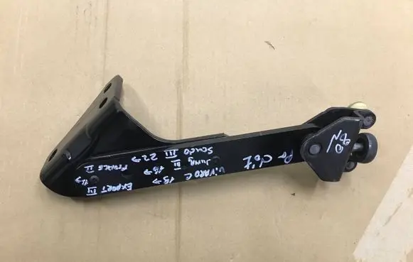 Opel Vivaro Sliding door lower roller guide/hinge 98080758D