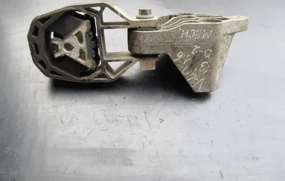 Volvo V40 Cross country Engine mounting bracket 30758027