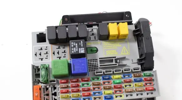 Opel Zafira B Fuse box set 24431677