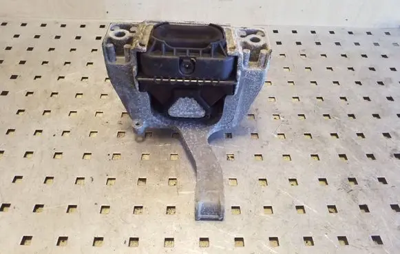 Volkswagen PASSAT B8 Engine mount bracket 5Q0199262BH