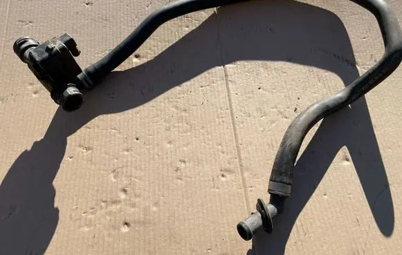 Engine coolant pipe/hose