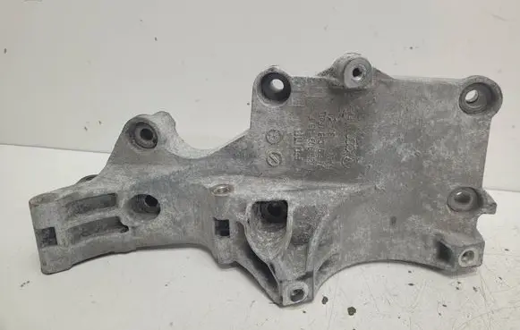 Volkswagen PASSAT B6 Generator/alternator bracket R03G903143