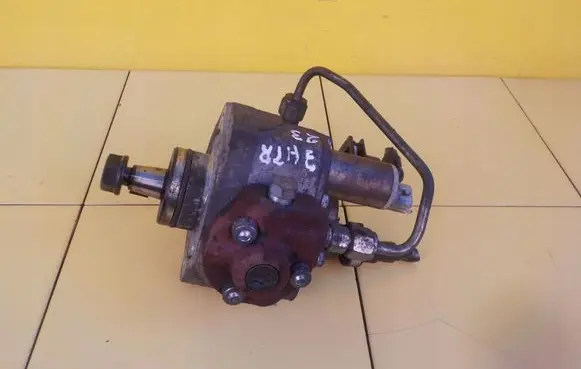 Opel Astra J Fuel injection high pressure pump 55570040