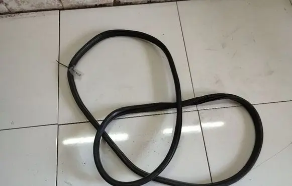 Ford Mondeo Mk III Rubber seal front coupe door 
