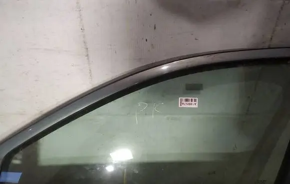 Volvo V70 Front door window glass four-door as2