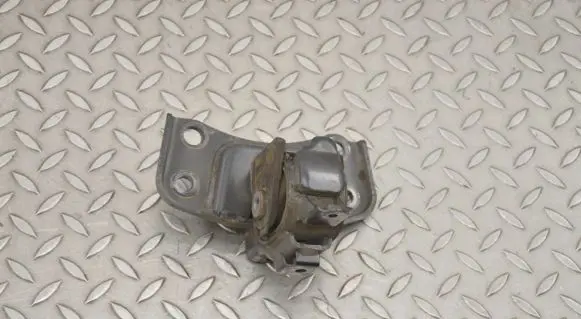 Toyota Prius (XW30) Engine mount bracket