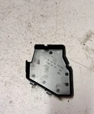Volkswagen PASSAT B5.5 Fuse box cover AUQA052062