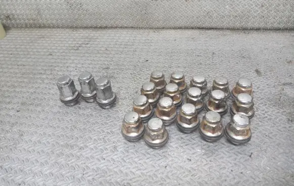 Toyota Corolla Verso AR10 Nuts/bolts 
