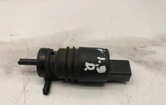 Volkswagen PASSAT B5.5 Windscreen/windshield washer pump