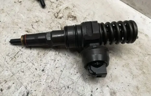 Volkswagen PASSAT B6 Fuel injector 038130073AG