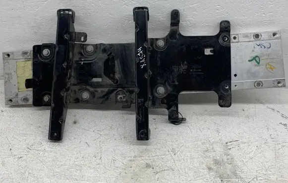 Peugeot 208 Engine mounting bracket 9834471180