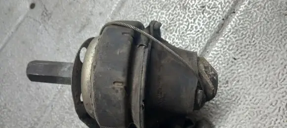 Volvo S80 Engine mounting bracket