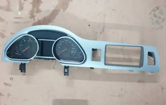 Audi Q7 4L Speedometer (instrument cluster) 4L0920931E