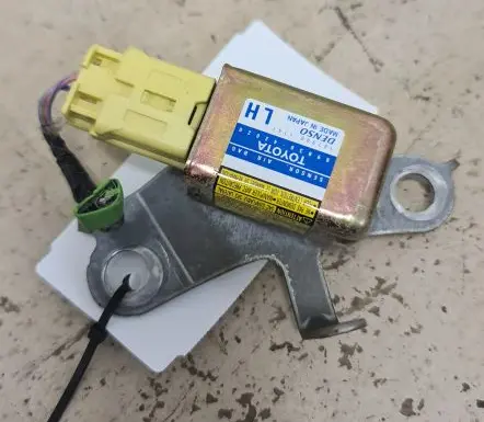 Toyota RAV 4 (XA20) Airbag deployment crash/impact sensor