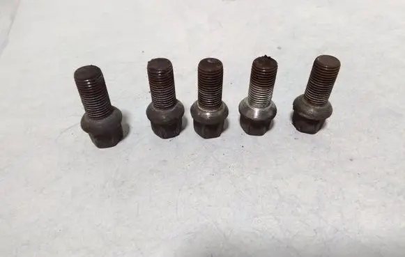 Volkswagen PASSAT B6 Nuts/bolts 