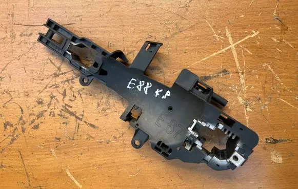 BMW 1 E82 E88 Front door exterior handle/bracket 7200935 51217200935