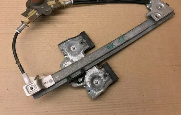 Rear door manual window regulator